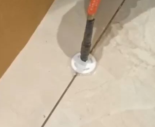 东乌珠穆沁瓷砖空鼓维修公司专业解答瓷砖在铺贴过程中，如果没有涂抹均匀到位的粘结材料（如水泥砂浆或瓷砖胶），可能会导致以下问题